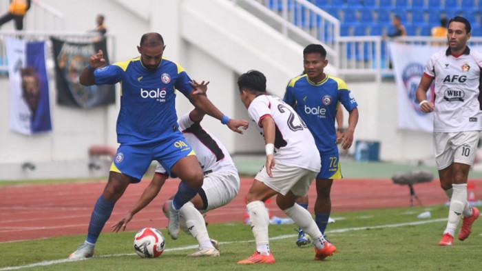Striker-Arema-FC-Dalberto-dikepung-pemain-Persik-Kediri.jpg