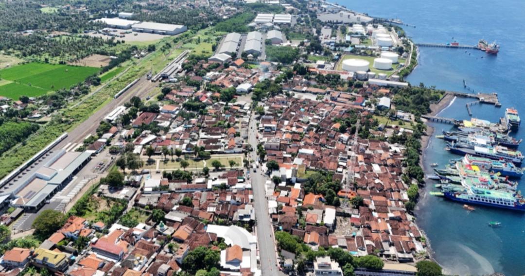 Suasana-Penyeberangan-Ketapang-Banyuwangi-dari-udara-Senin-862026.jpg