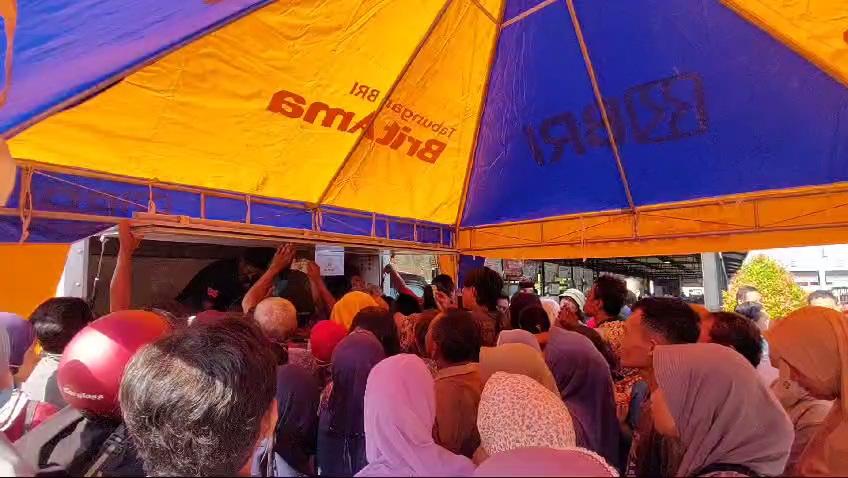 Suasana-antrian-warga-Operasi-Pasar-Beras-Murah-Alun-Alun-Kabupaten-Ngawi-Jumat-1622024.jpg