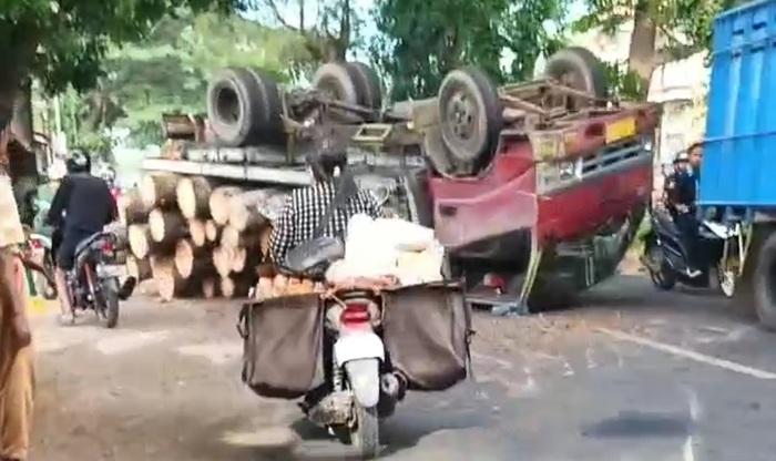 Truk Muat Kayu Terguling di Bondowoso, Sebabkan Kemacetan Dua Jam