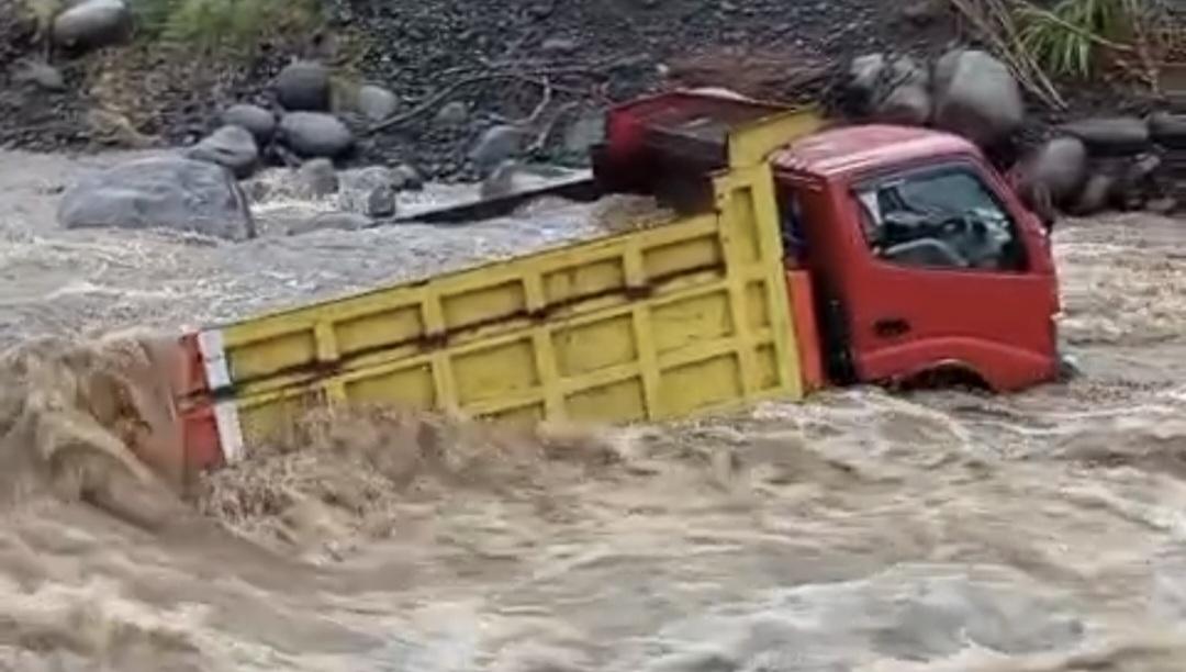 TERJEBAK-Kondisi-truk-yang-terjebak-banjir-di-aliran-sungai-pancar.jpg