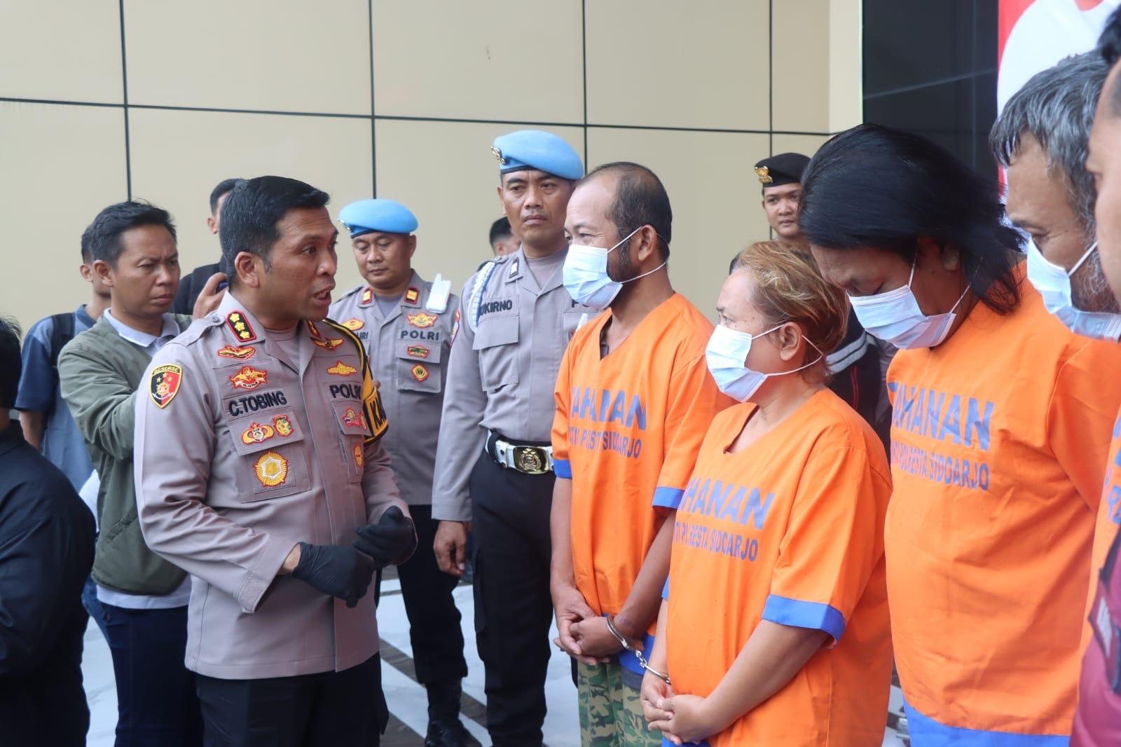 TERSANGKA-Empat-pelaku-peredaran-uang-palsu-di-Sidoarjo-saat-diamankan-di-Polresta-Sidoarjo.jpg