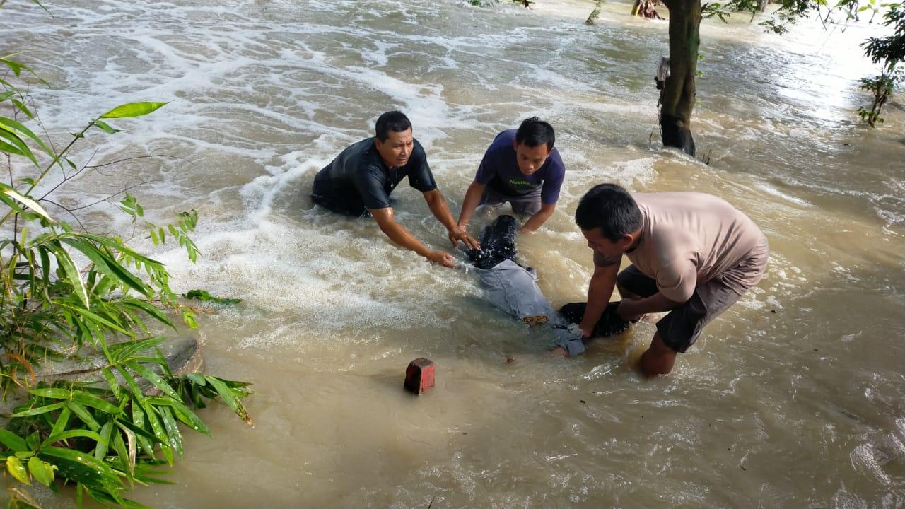 Terseret Arus Saat Terobos Banjir, Petugas Dishub Gresik Selamat Setelah Dievakuasi Warga