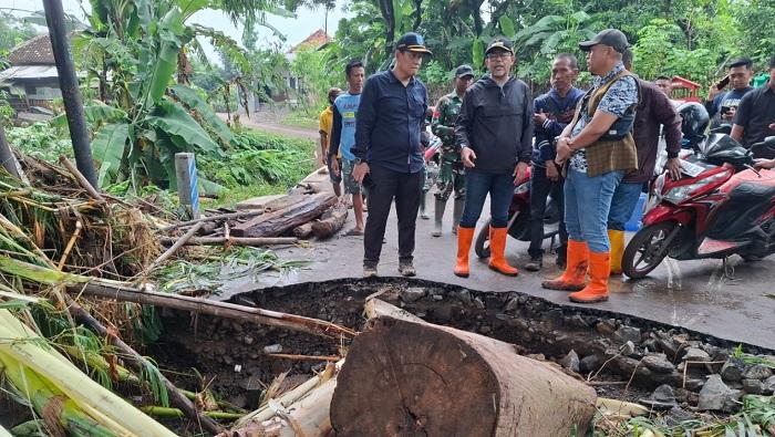 TINJAU-LOKASI-Bupati-Probolinggo-Gus-Haris-saat-meninjau-lokasi-banjir-Minggu-1812026.jpg