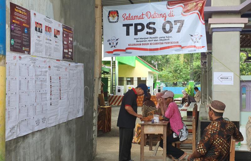 Keluarga Cawapres 03 Mahfud MD Nyoblos di TPS 07 Bugih Pamekasan