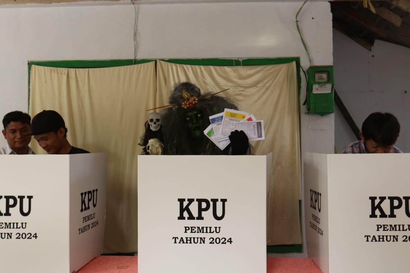 Unik, Mak Lampir Nyoblos di TPS Alasmalang Banyuwangi