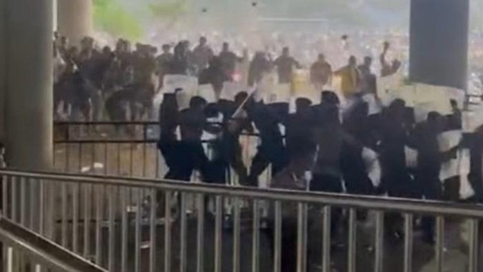 Tangkapan-layar-video-kericuhan-di-Stadion-Gelora-Joko-Samudro.jpg