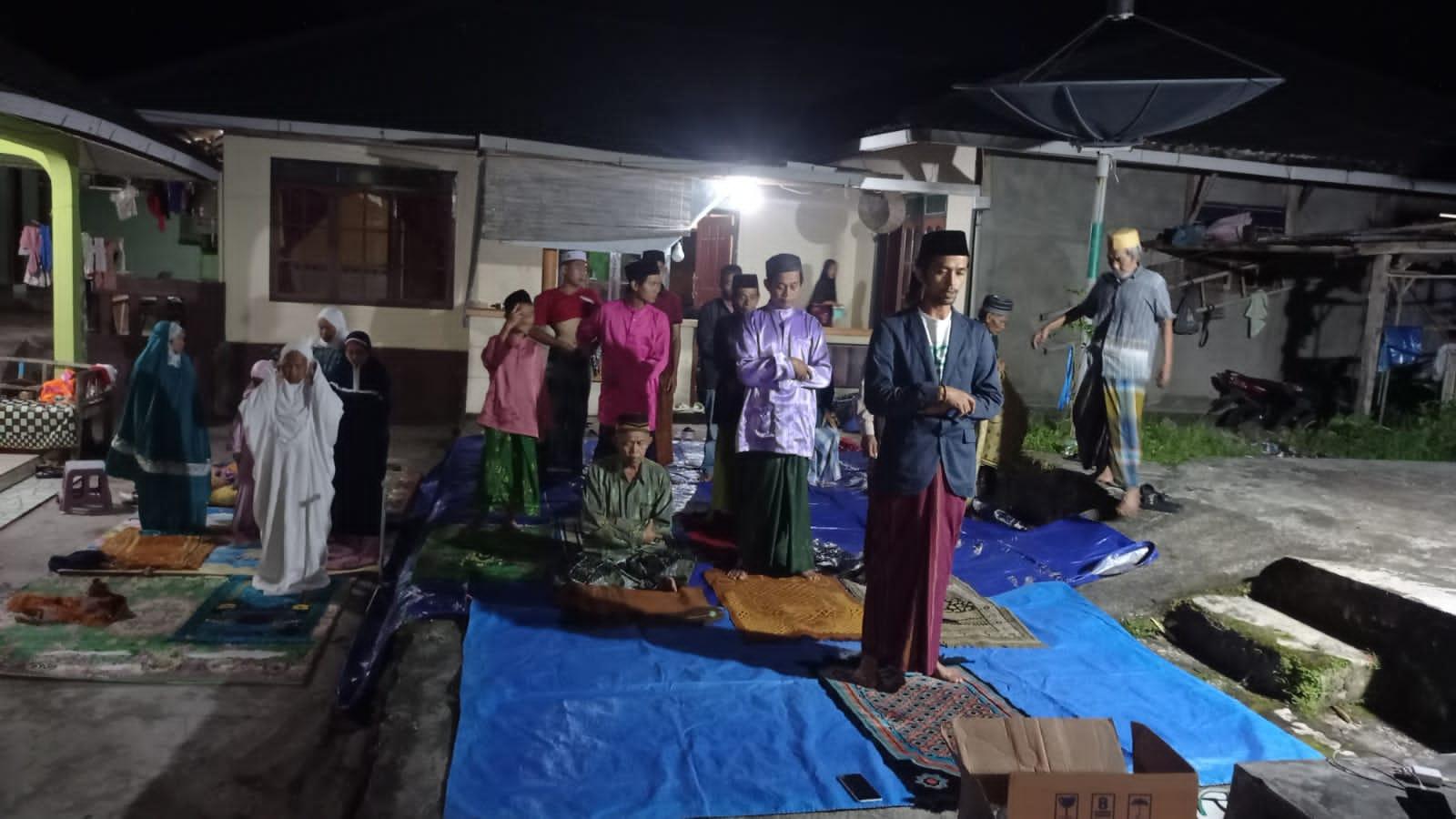 Tarawih-di-bawean-pasca-gempa.jpg