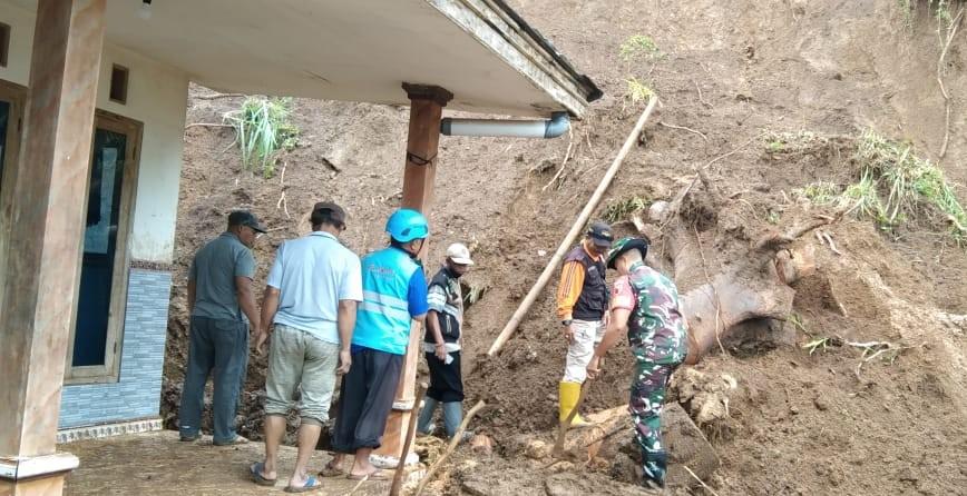 Tebing Setinggi 10 Meter Longsor,  Dinding Rumah Warga di Situbondo Jebol