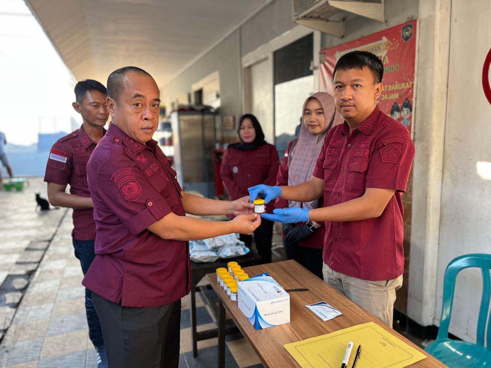 Tes-urine-diadakan-Rutan-Situbondo.jpg