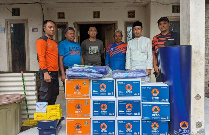 Tim-BPBD-Bondowoso-saat-memberikan-bantuan-logistik-ke-Dusun-Magarsari.jpg