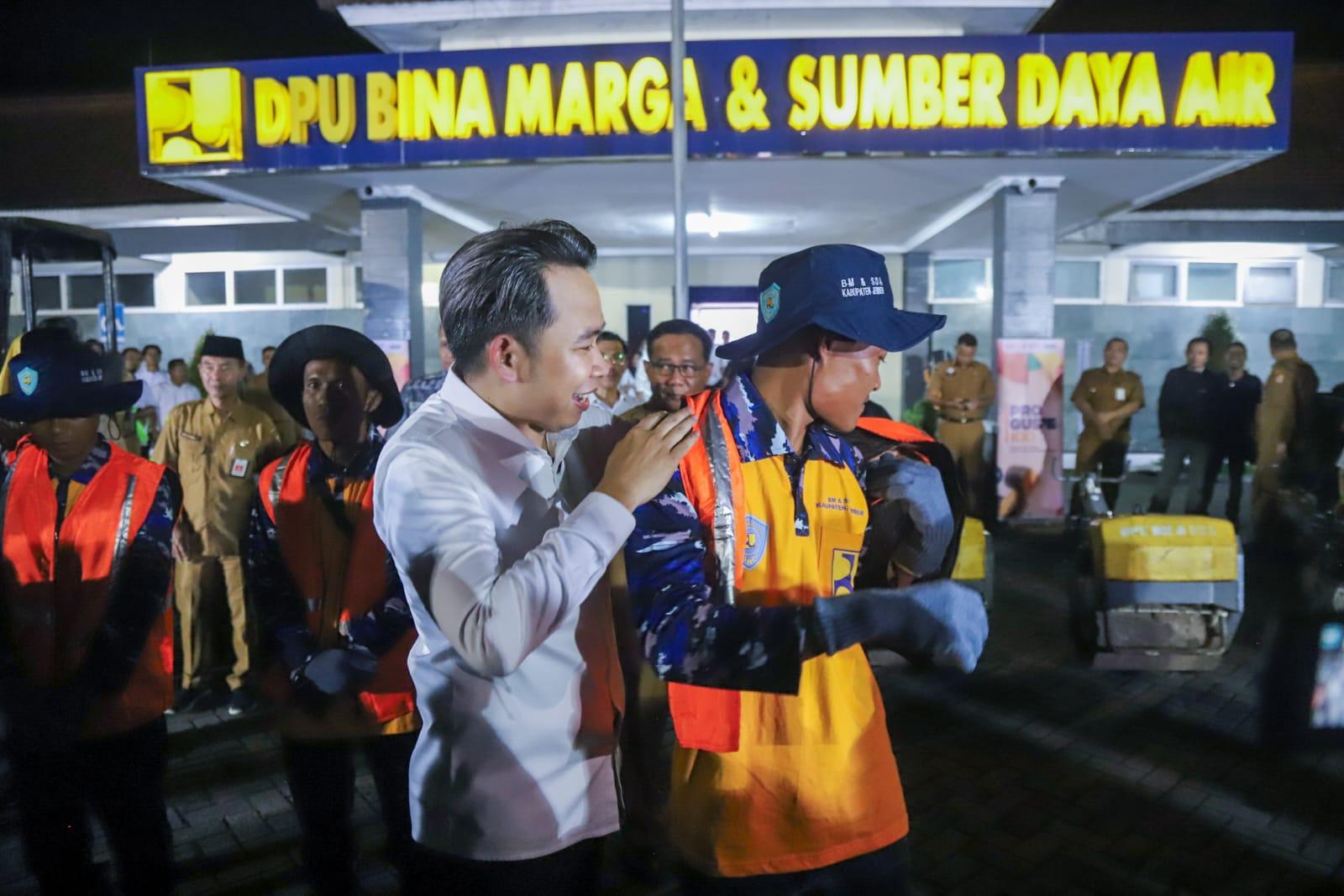 Perbaiki Jalan Rusak, Pemkab Jember Kerahkan 120 Personel Unit Reaksi Cepat