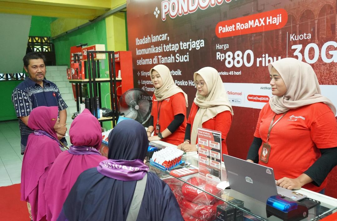 Tim-sales-Telkomsel-sedang-melayani-jemaah-haji-di-Posko-Haji-Asrama-Haji-Sukolilo-Surabaya.jpg