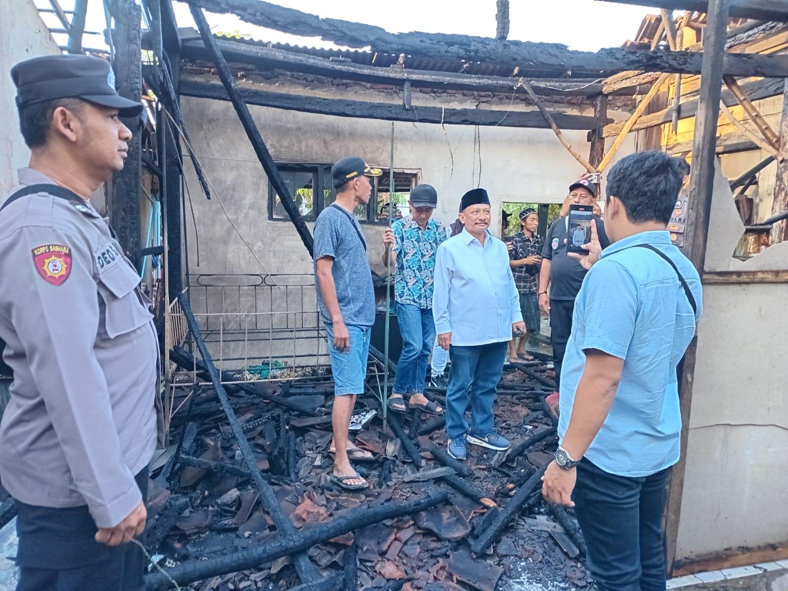 Tinjau-rumah-terbakar-Situbondo.jpg