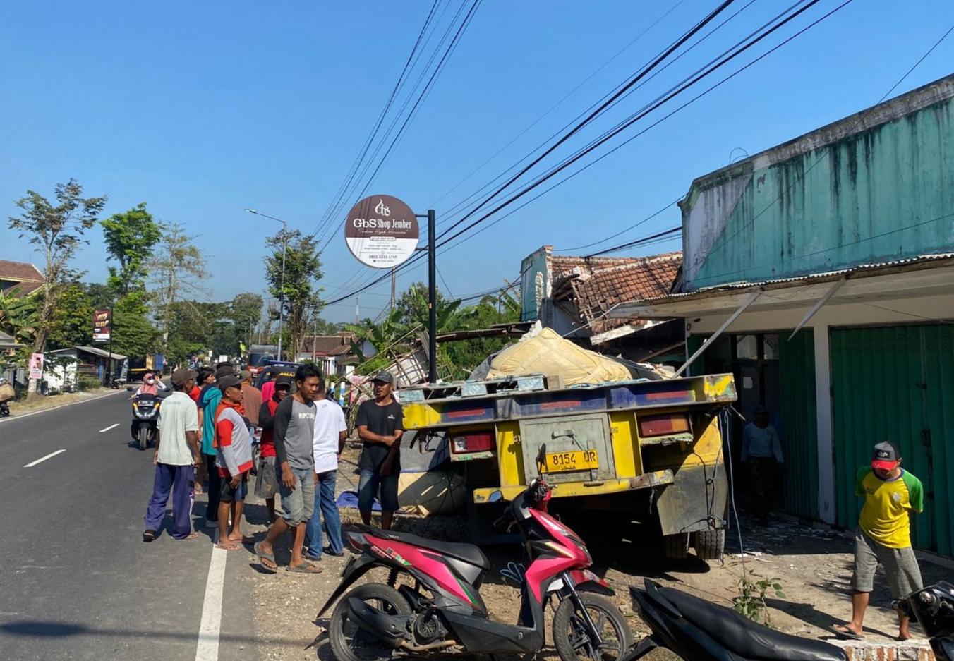Truk-Fuso-semen-Tabrak-ruko.jpg