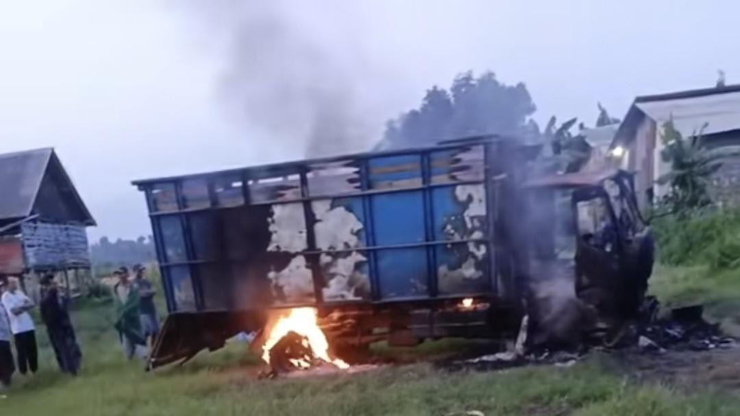 Truk-dibakar-sapi.jpg