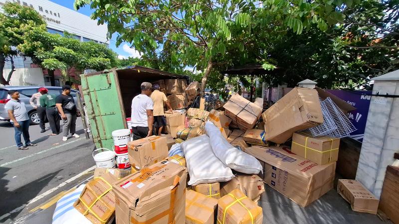 Truk Ekspedisi Terguling di Kota Madiun Usai Menabrak Pengendara Sepeda Motor