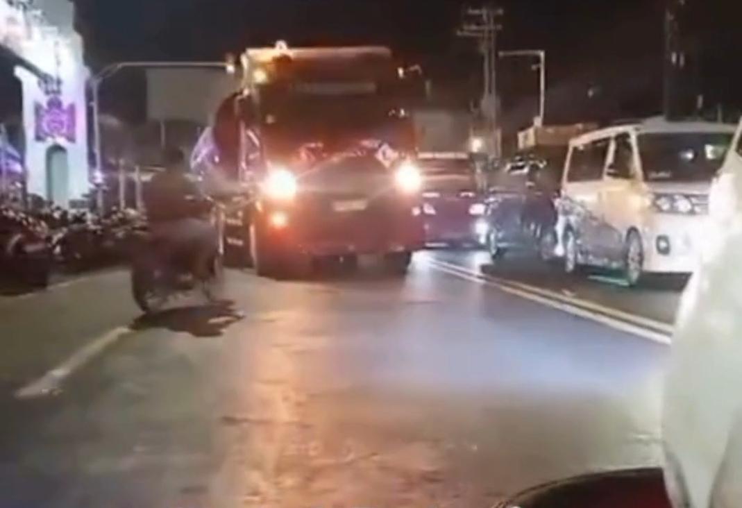 Viral-Vespa-Adang-Truk-Tangki-Ngeblong-di-depan-Pelabuhan-Ketapang-Banyuwangi.jpg