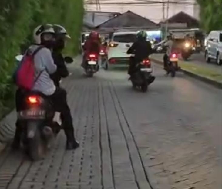 Viral-cekcok-berujung-todongan-senjata.jpg