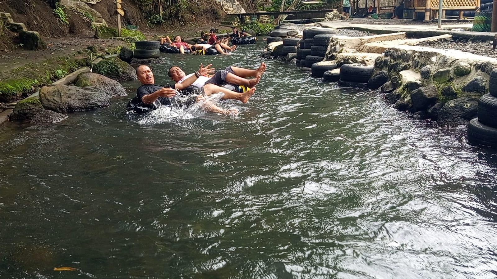 WISATA-ALAM-Wisata-tubing-di-aliran-sungai.jpg