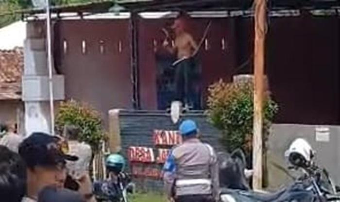 Sertifikat Tanah Diagunkan ke Bank oleh Kades, Warga Situbondo Bawa Celurit Ngamuk di Kantor Desa