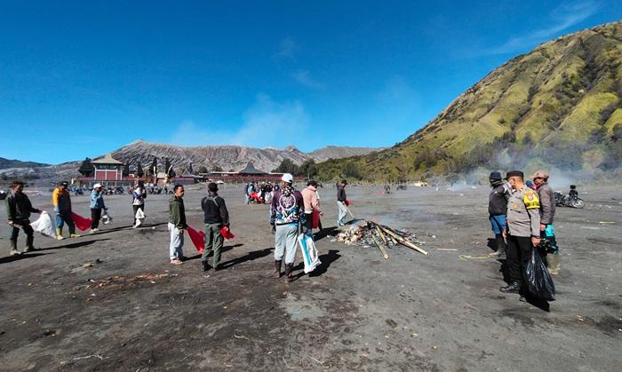Warga-Suku-Tengger-dan-Polres-Probolinggo-saat-bersih-bersih-sampah.jpg