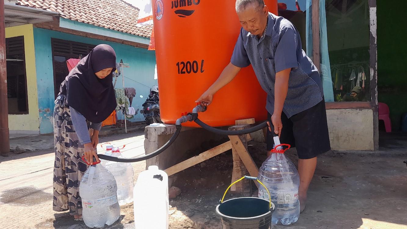 Warga-ambil-air-di-tandon-lumajang.jpg