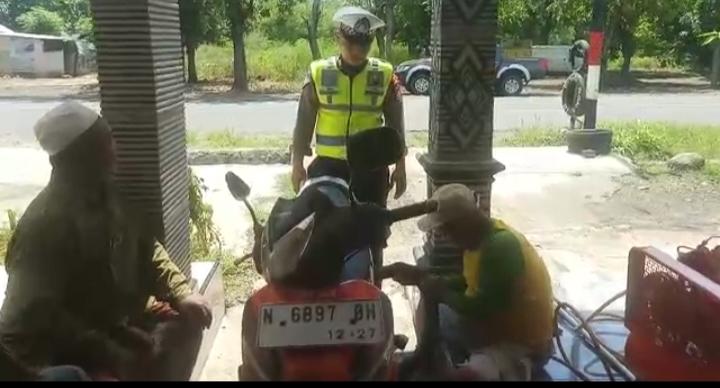 Warga-atau-pemudik-memanfaatkan-ban-bocor-yang-disediakan-Polres-Situbondo.jpg