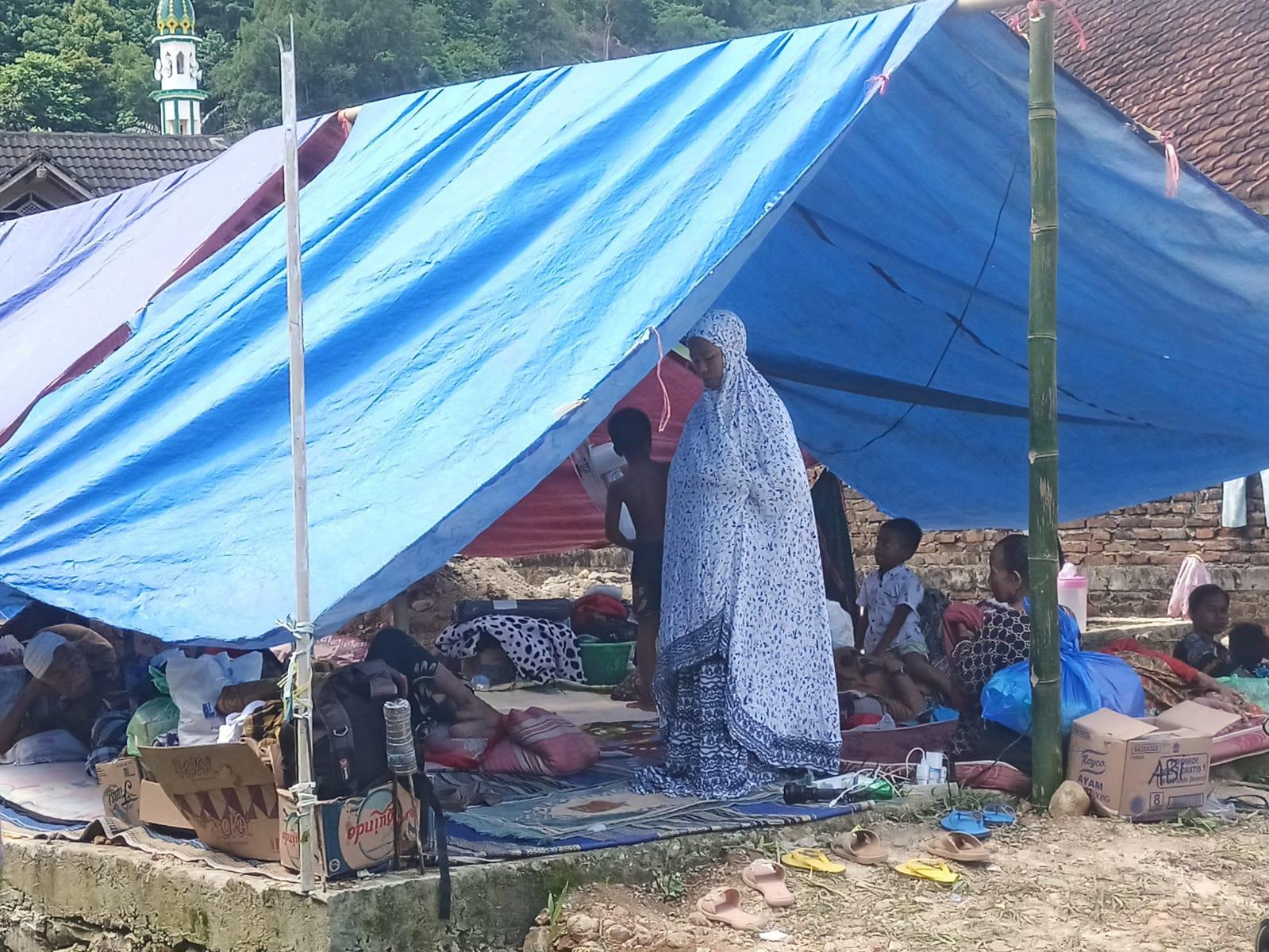 Warga-melaksanakan-ibadah-salat-dan-bertahan-di-tenda.jpg