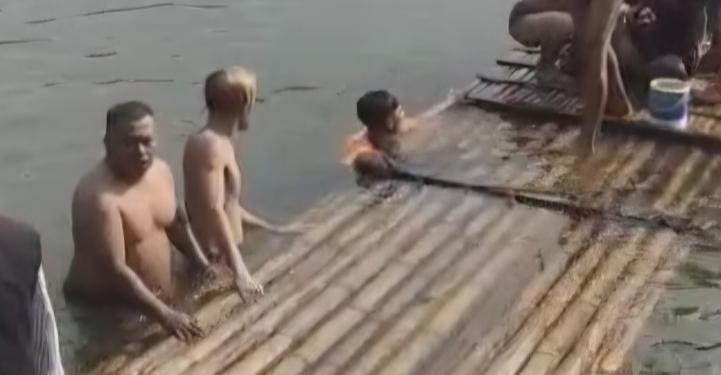 Warga-saat-mengevakuasi-dua-pelajar-SD-yang-tenggelam-di-Ranu-Betok-Probolinggo.jpg