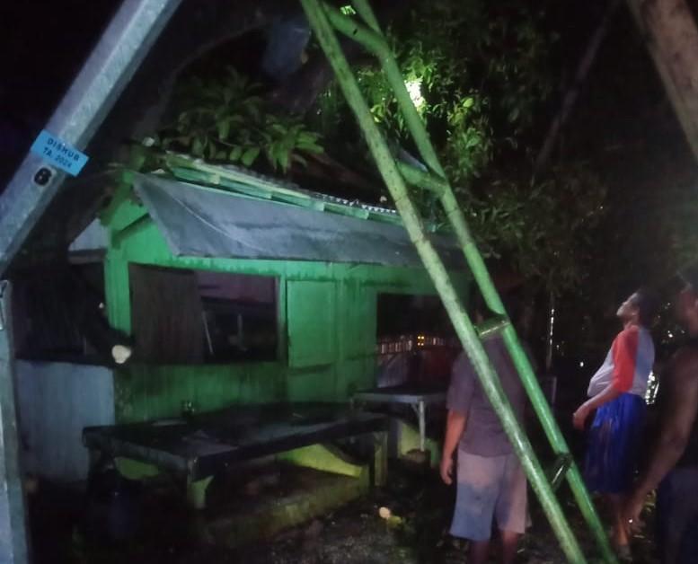 Satu Dusun di Situbondo Diterjang Angin Puting Beliung, Warung Makan dan Gudang Rusak Parah