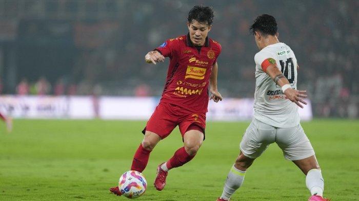 Winger-Persija-Jakarta-Ryo-Matsumura-berduel-dengan-pemain-Persebaya-Surabaya-Bruno-Moreira.jpg