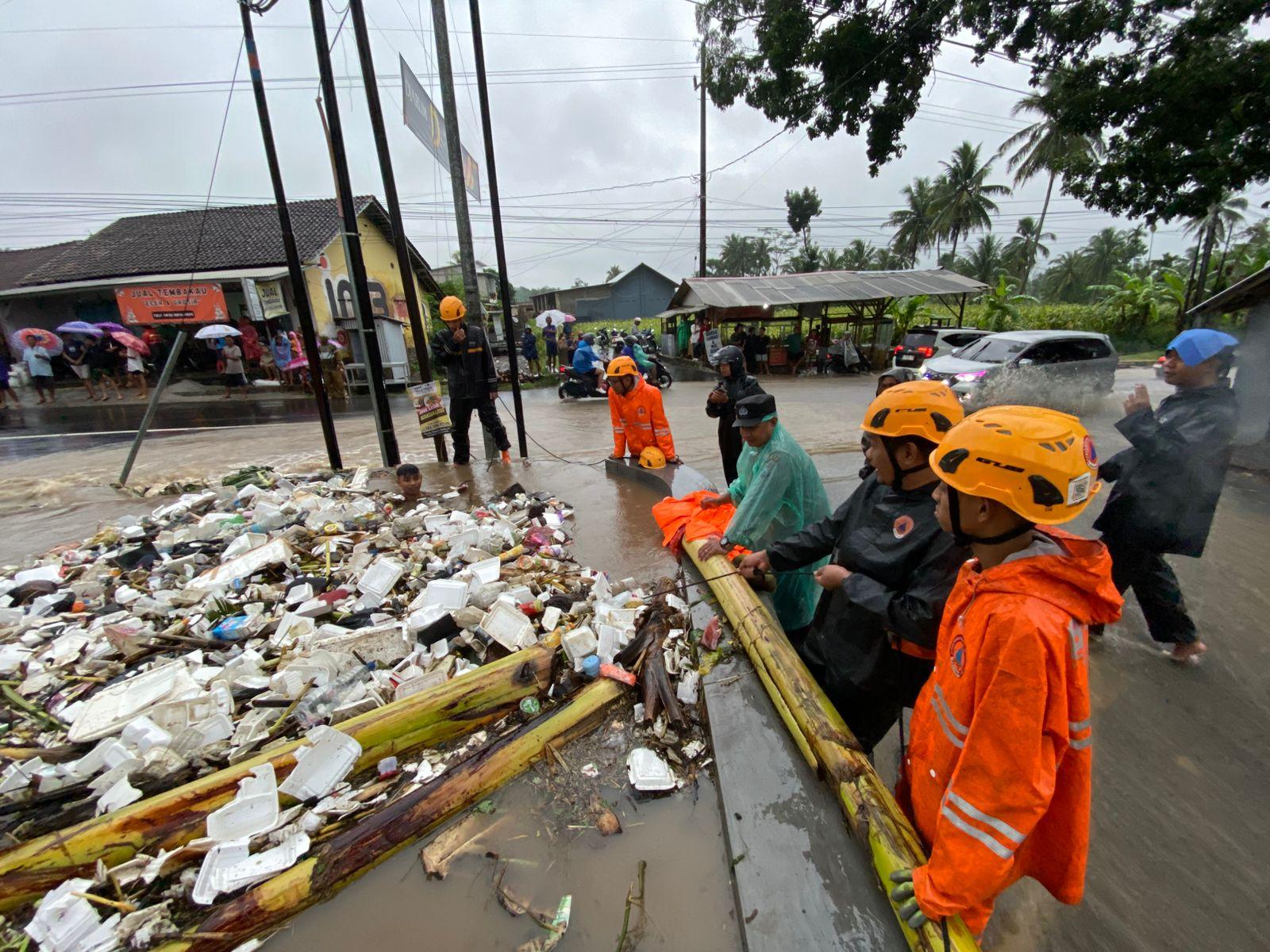 banjir-bondowoso-hujan-deras.jpg