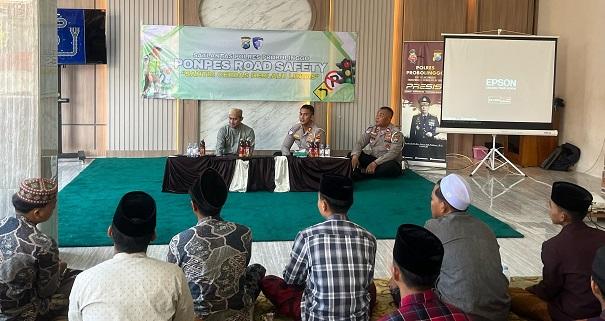 Edukasi Tertib Berkendara, Polisi di Probolinggo Datangi Pondok Pesantren 