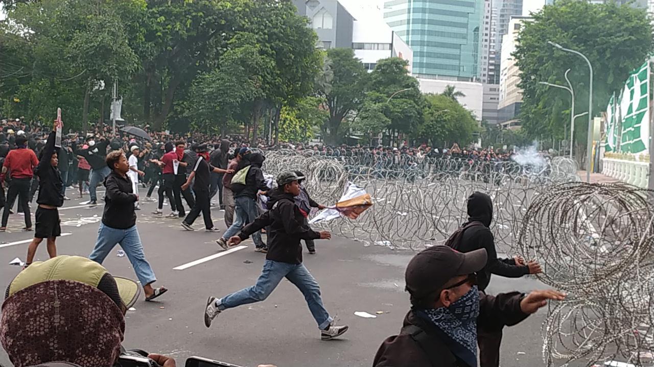 fOto-massa-aksi-Ricuh-tolak-UU-TNI-Surabaya.jpg