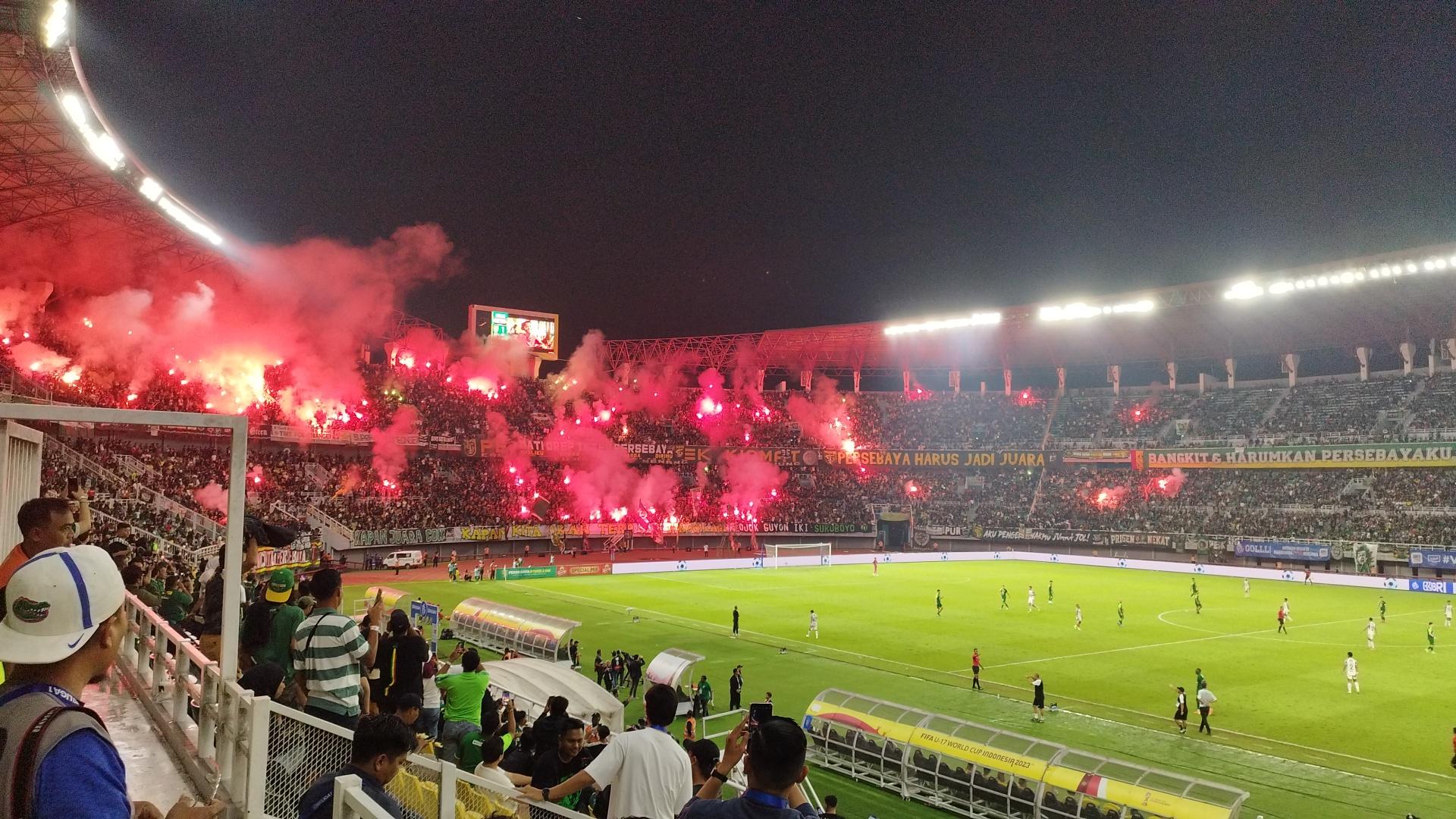 flare-persebaya-vs-bali-united.jpg