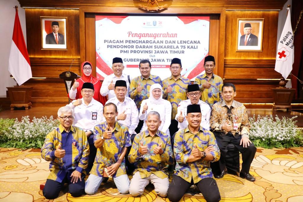 gubernur-khofifah-sematkan-satya-lencana.jpg