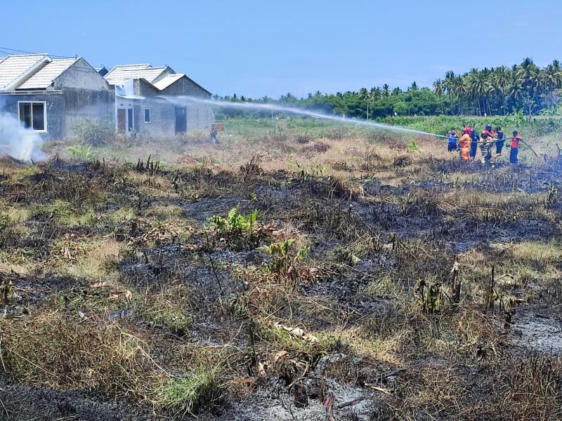 kebakaran-lahan-dekat-perumahan.jpg