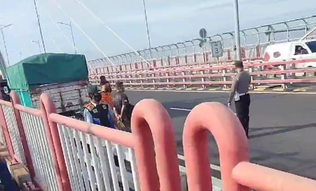 Motor Masuk Jalur Mobil di Suramadu Seruduk Truk, Pemotor Tak Sadarkan Diri