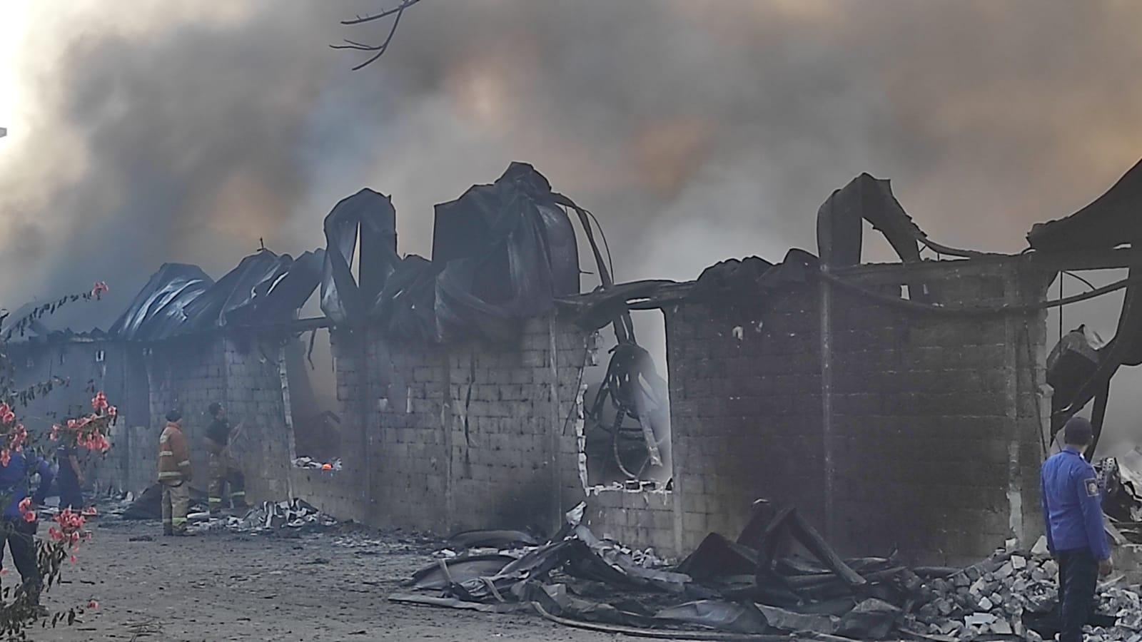 24 Jam, Personel Pemadam Kebakara Memadamkan Api di Pabrik Plastik Gresik