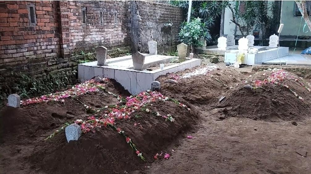 Empat Korban Tragedi Pantai Pacitan Dimakamkan Berdampingan di Ponpes Riyadlul Quran