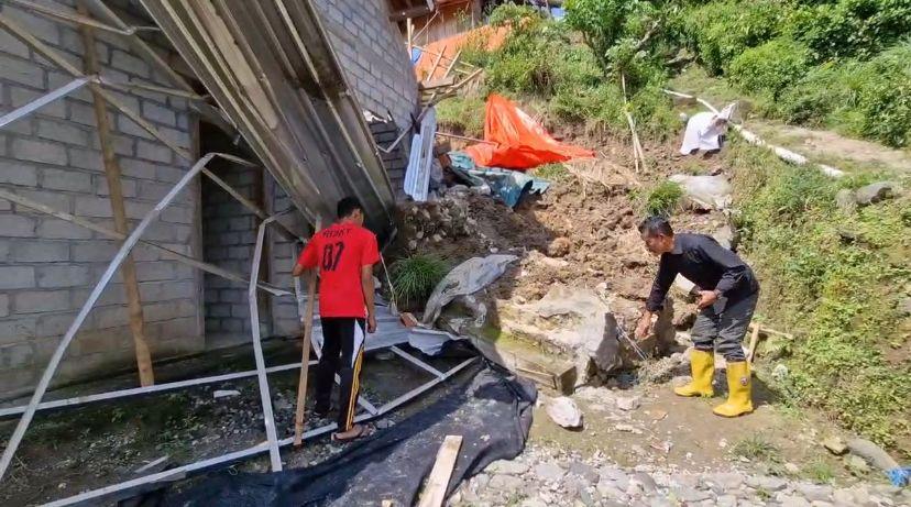 Plengsengan Setinggi 25 Meter Longsor di Ponorogo, Satu Rumah Rusak dan Penghuninya Mengungsi