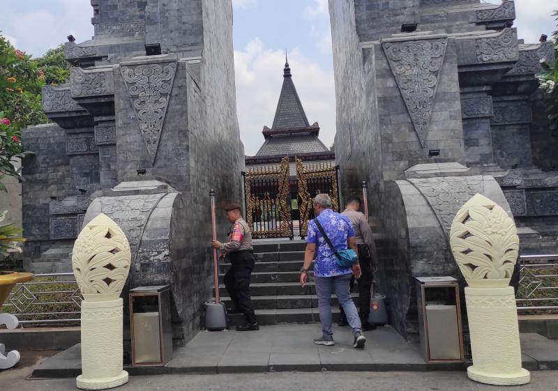 Jelang Kunjungan Ganjar-Mahfud, Area Makam Bung Karno Kota Blitar Ditutup Sementara untuk Pengunjung