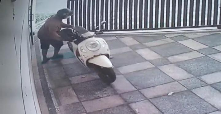 pencurian-sepeda-motor-di-Bondowoso-terekam-CCTV.jpg