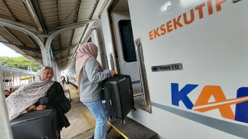 penumpang-naik-kereta-api-bwi.jpg