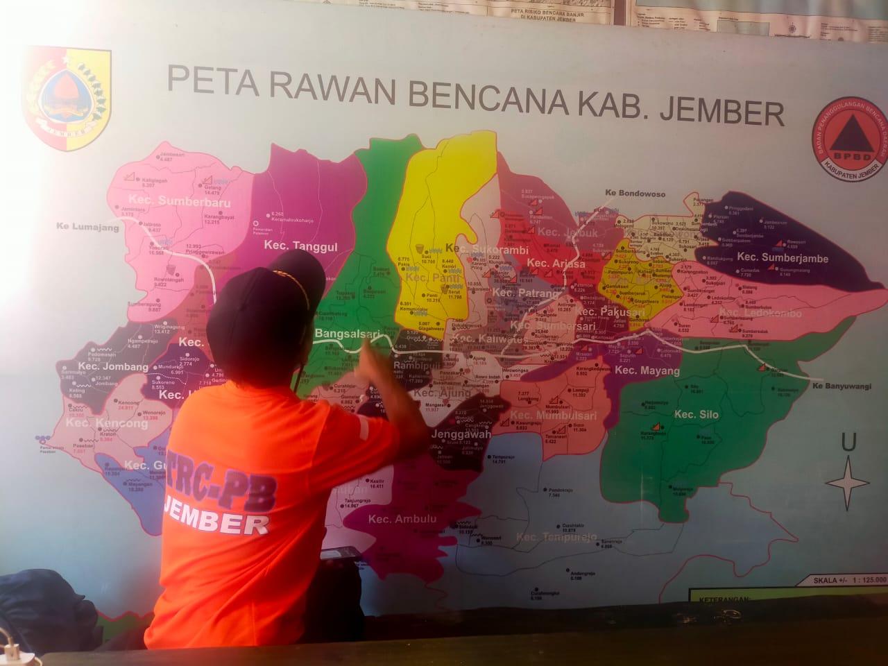 petugas-BPBD-Jember-petakan-kering.jpg