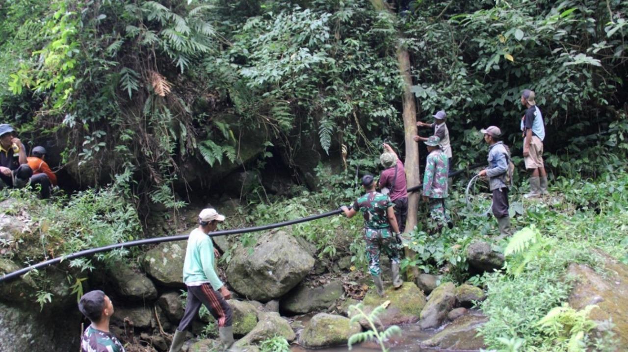 proses-pengerjaan-Perisai-Sumber-Air-Bersih-di-Desa-Kalianan-argopuro.jpg