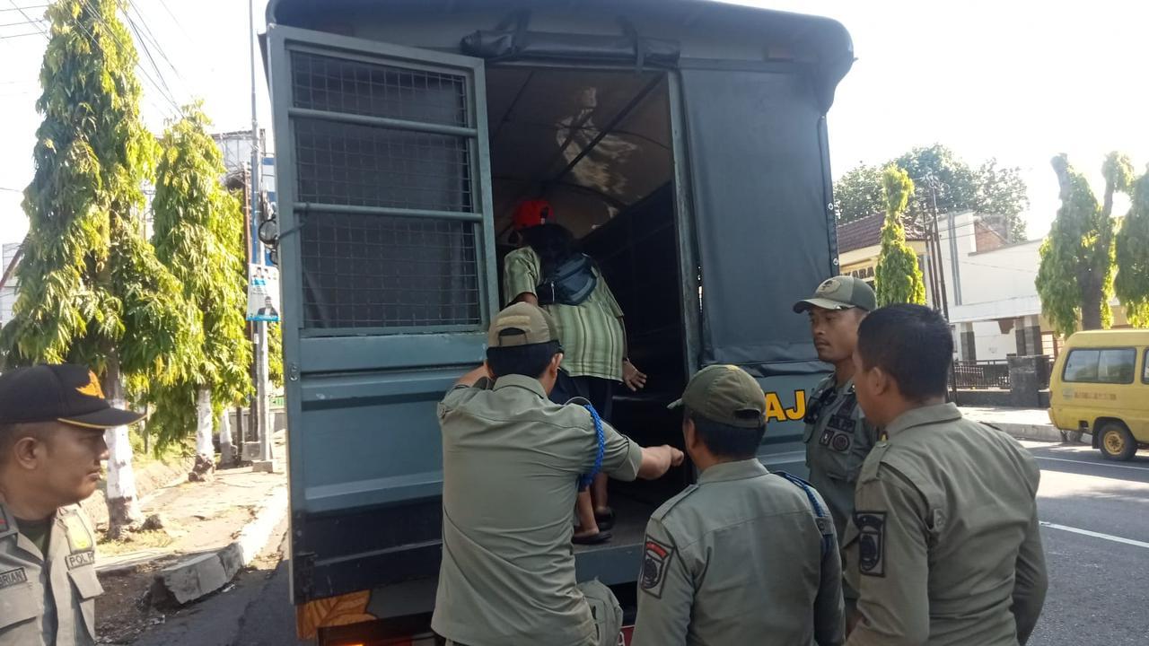 Lucu, Pengamen Bersikukuh Sedang Berdakwah Ketika Dirazia Satpol PP Jember