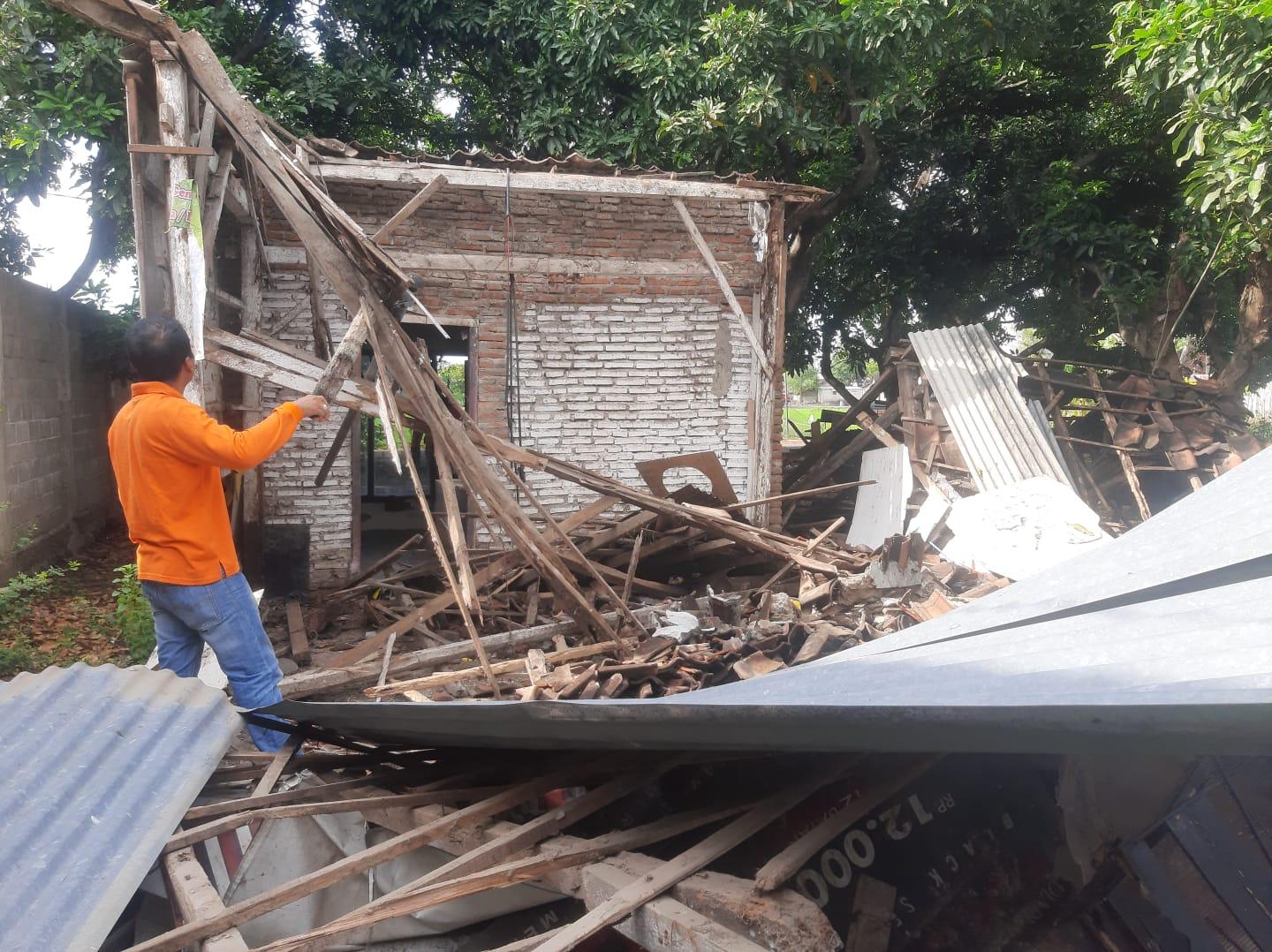 Diduga Kayunya Rapuh, Rumah Janda Berusia 80 Tahun Ambruk Setelah Diguyur Hujan Lebat
