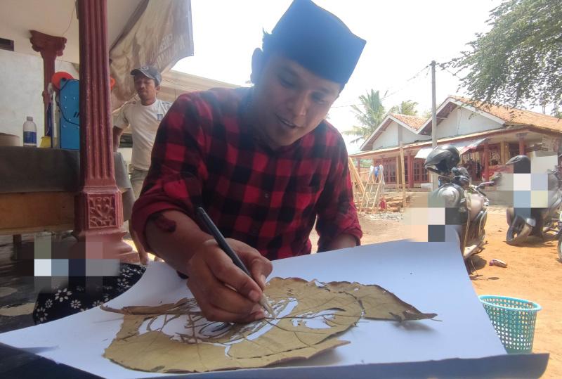 Karya Lukis di Atas Daun Jati Alumnus Ponpes Asal Probolinggo Tembus Pasar Mancanegara